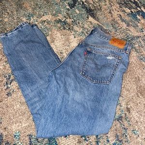 LEVIS DISTRESSED MOM JEAN